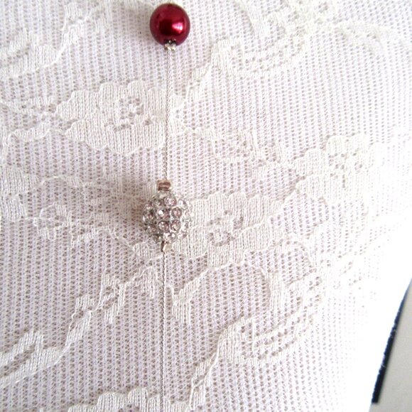 Single strand "flapper" necklace cranberry satin finish beading & rhinestones - Picture 3 of 6